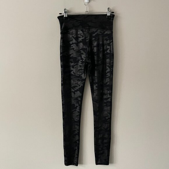 Spanx Faux Leather Camo Leggings Mid Rise Waist Pull On Activewear Black Small - Picture 3 of 6